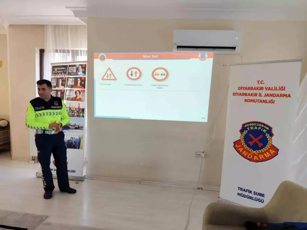 Diyarbakır’da trafik takımları emniyet kemeri takmanın ehemmiyetini anlattı