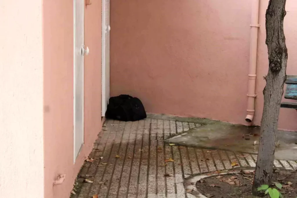 Efelerde Cami Avlusunda Bulunan Şüpheli Çantanın Neden Olduğu Panik: Olayın Ayrıntıları