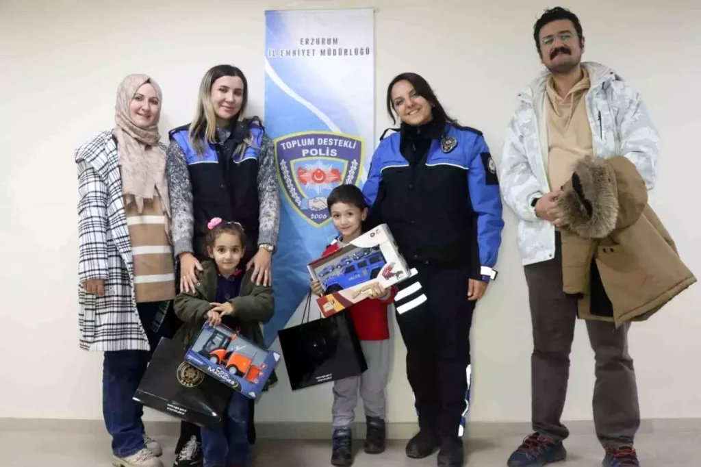 Erzurum Polisi Kaybolan Oyuncağı Bulunamayan Çocuğa Sıcacık Destek Verdi