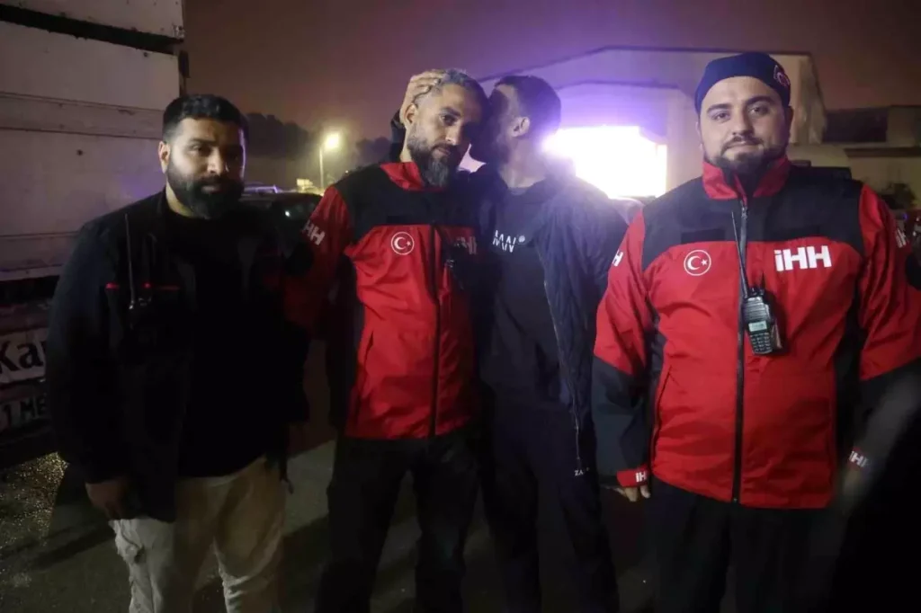 Evladını bulan arama kurtarma görevlisinin alnından öpen baba: “Oğluma bunu yapan caninin en ağır cezayı almasını istiyorum”