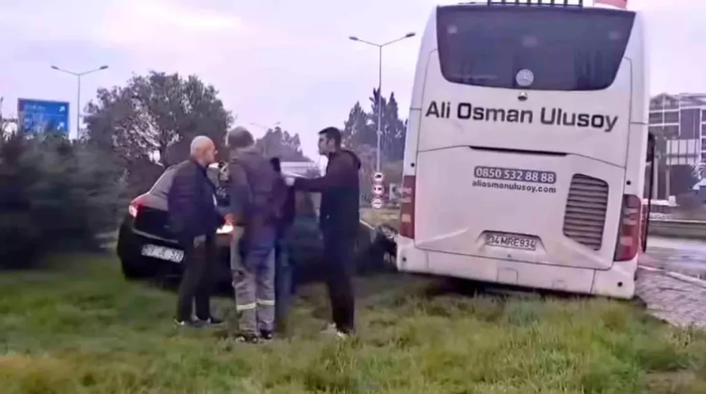 (Firma ismi açık verilmiş Ali Osman Ulusoy) Yolcu otobüsü arabaya çarptı: 1 yaralı