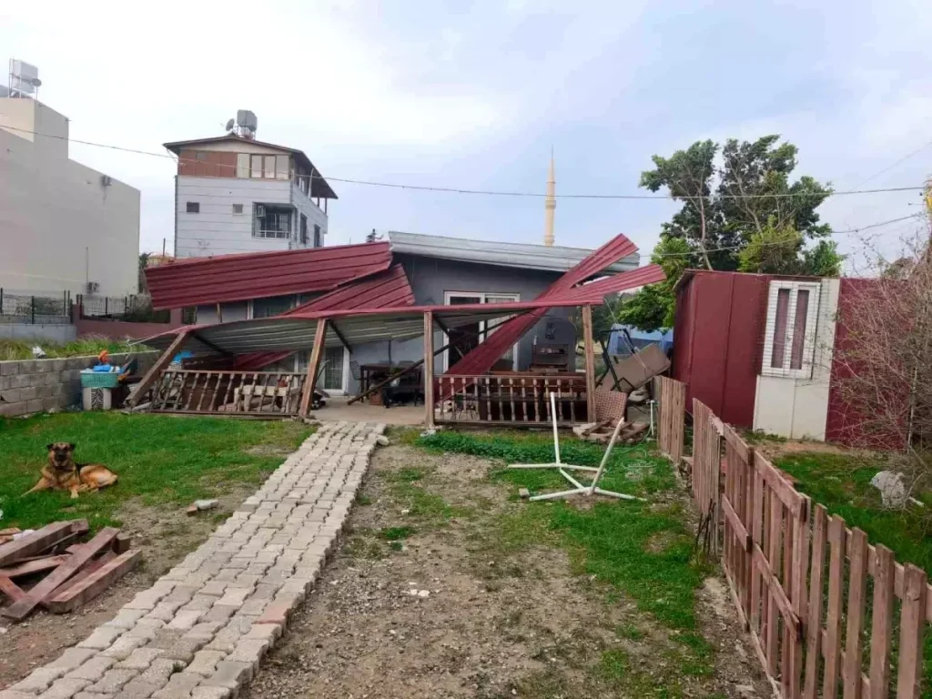 Fırtınanın çatısını uçurduğu konutta mahsur kalan 3 kişiyi itfaiye kurtardı