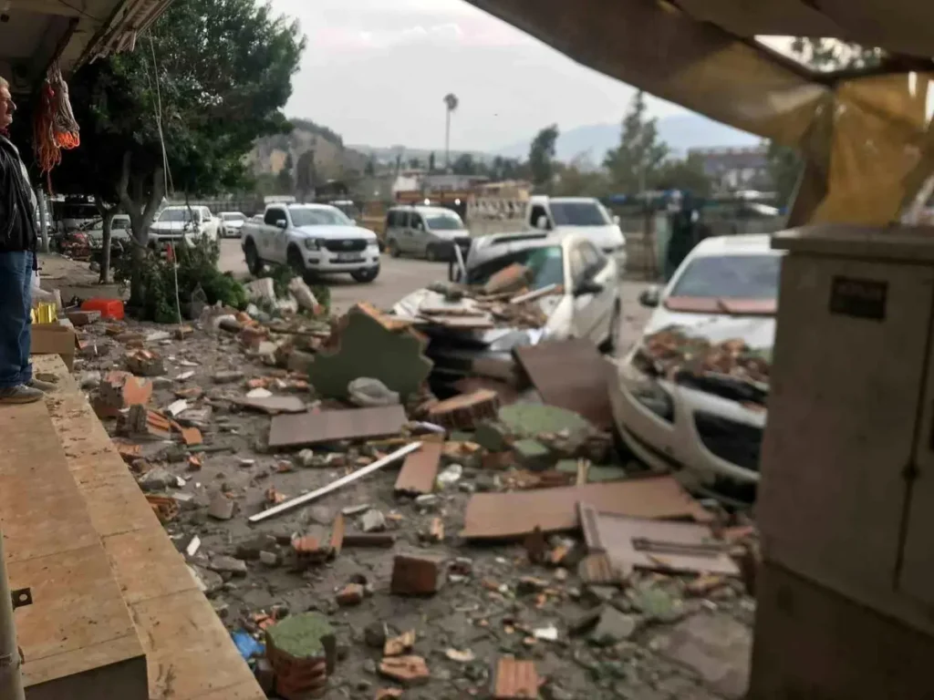 Fırtınanın tesiriyle yıkılan duvar 3 arabaya ve 1 motosiklet ziyan verdi