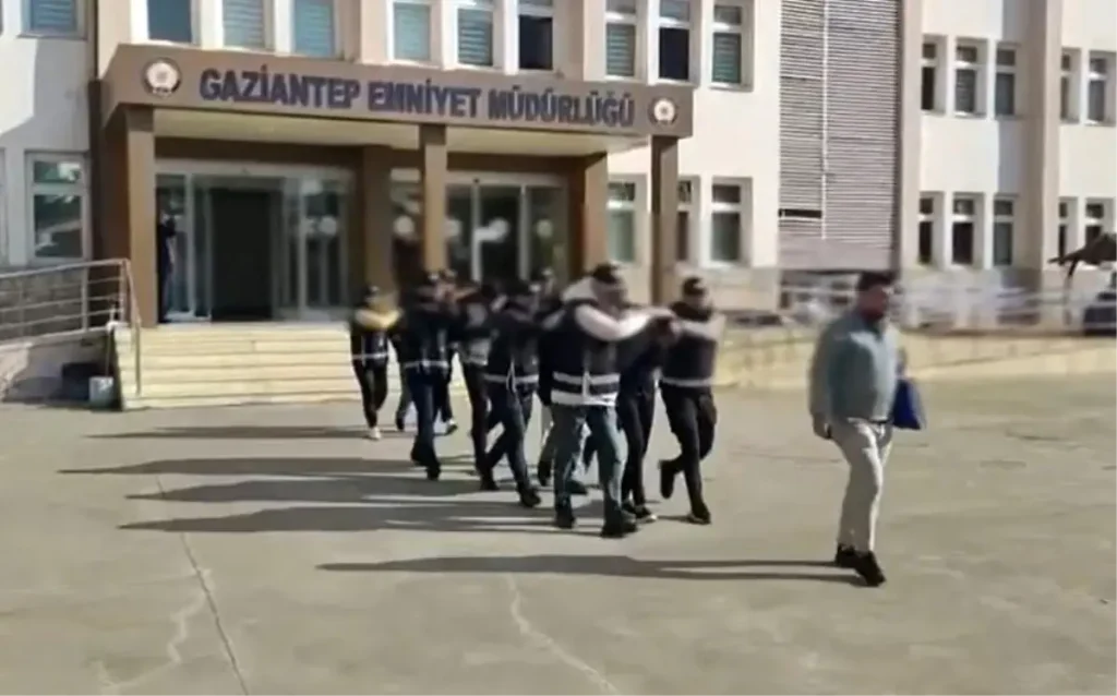 Gaziantep’te ileti salonunu silahla tehdit edenlere operasyon: 3 şahıs tutuklandı