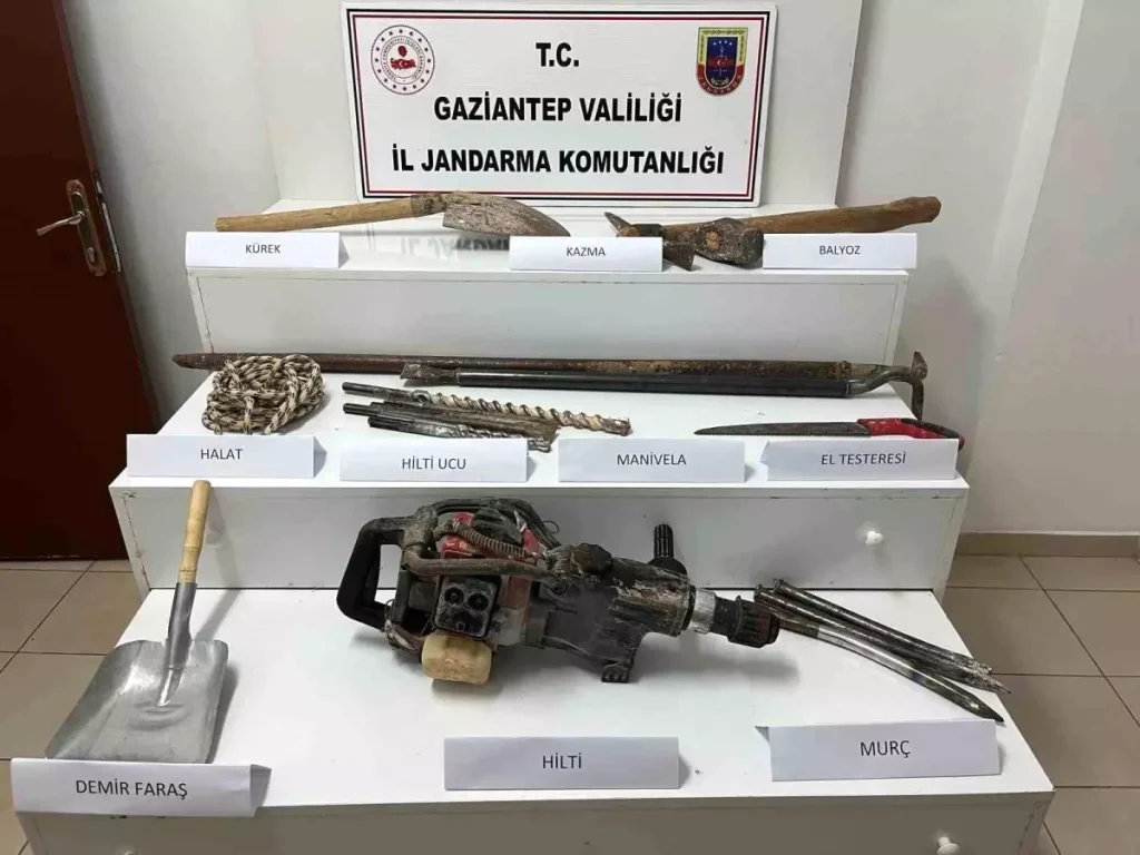 Gaziantep’te kaçak hafriyat yapan 4 şahsı jandarma suçüstü yakaladı