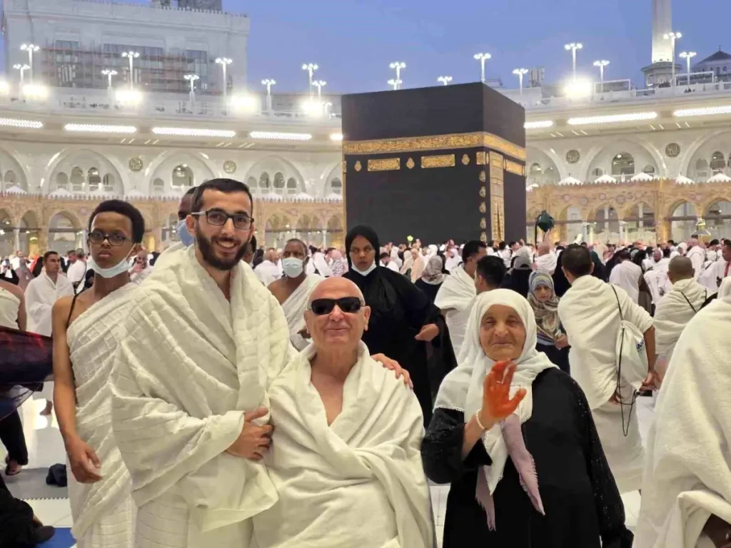 Görme engelli Ramazan amca ve Nuriye teyze umreye kavuştu