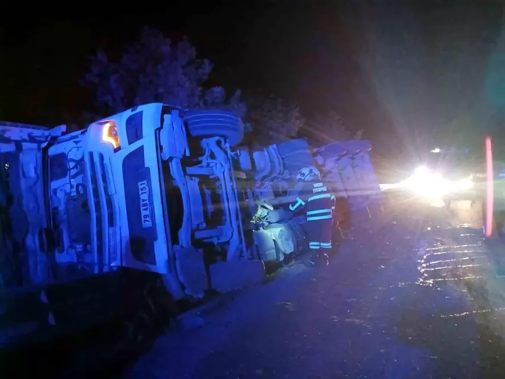 Hassa’da devrilen tırın şoförü yaralandı