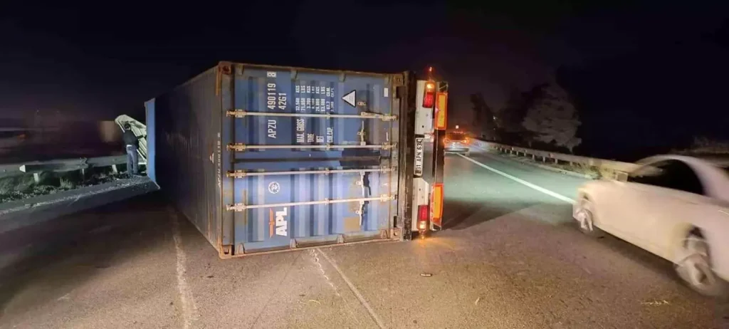 Hatay’da fırtına nedeniyle tırlar devrildi