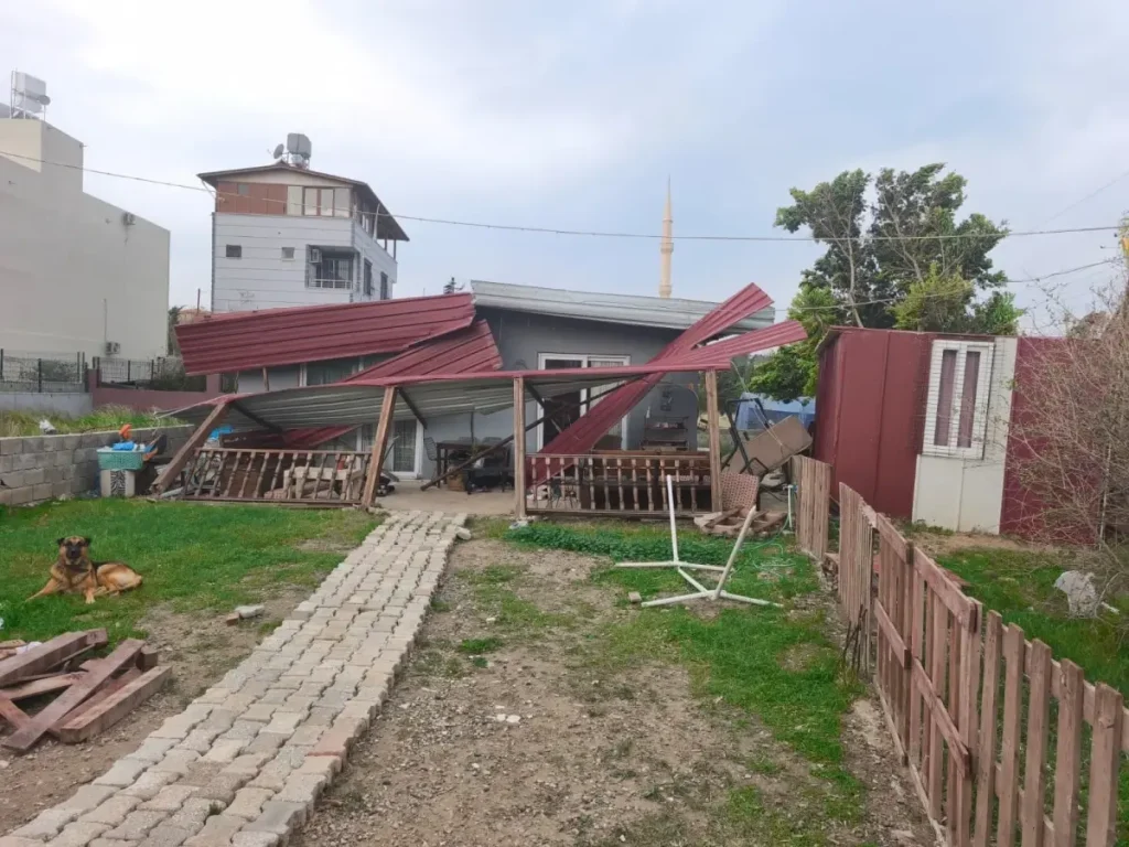 Hatay’da Kuvvetli Rüzgar Çatıları Uçurdu