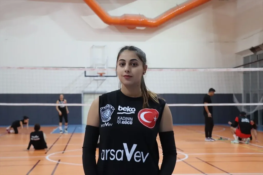Hukuk öğrencisi genç voleybolcu Yaren, hem parkede hem adliyede muvaffakiyet hedefliyor