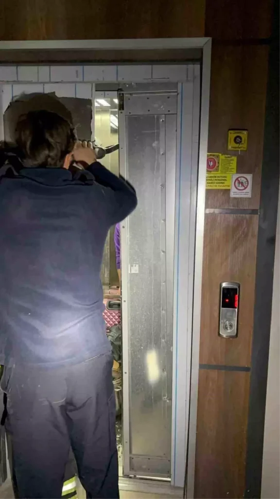 İskenderun’da Arızalanan Asansörde Mahsur Kalanlar İtfaiyenin Hızlı Müdahalesiyle Kurtarıldı