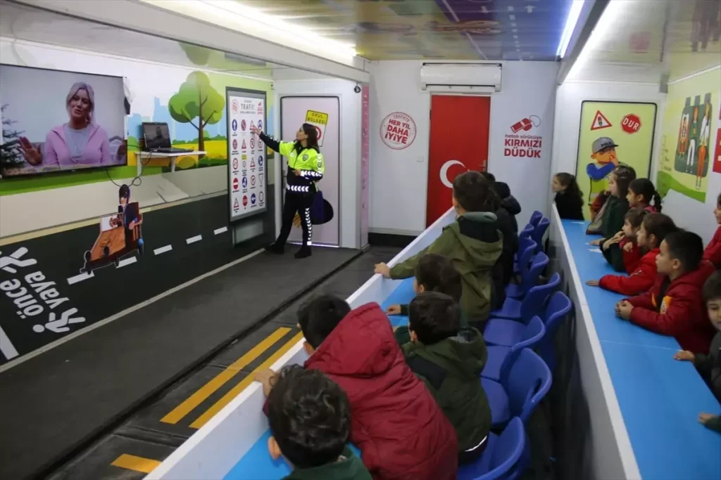 İslahiye’de öğrencilere “Mobil Trafik Eğitim Tırı”nda eğitim verildi