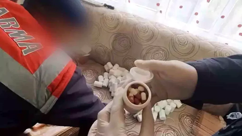 Jandarmanın adım adım takip ettiği uyuşturucu tacirinin konutuna operasyon: Binlerce hap ele geçirildi
