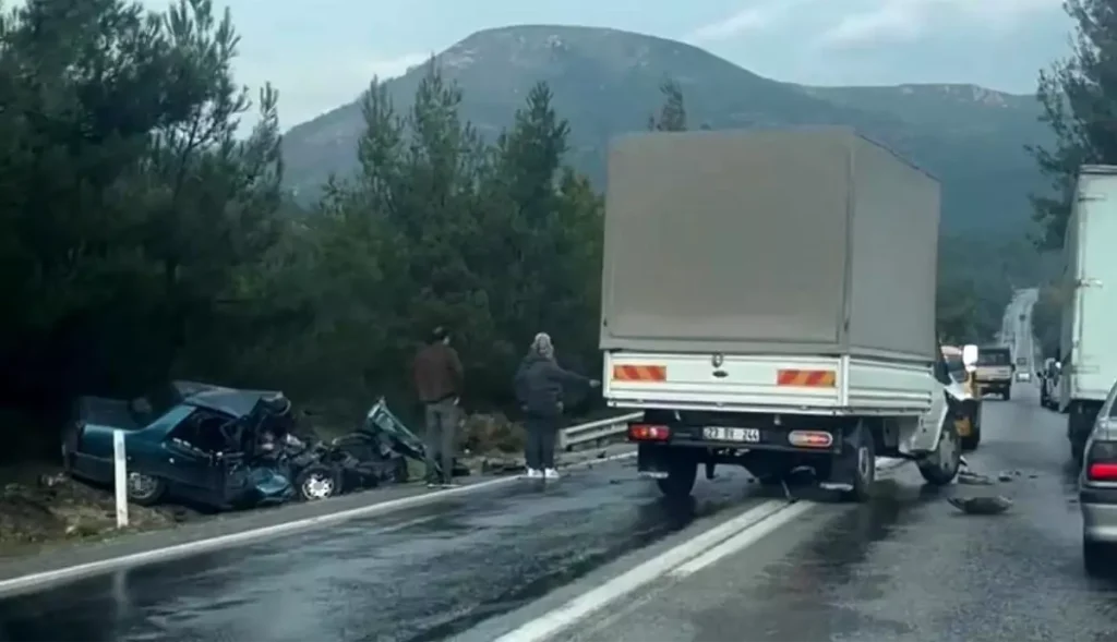 Kamyonetle araba çarpıştı: 2 meyyit, 2 yaralı