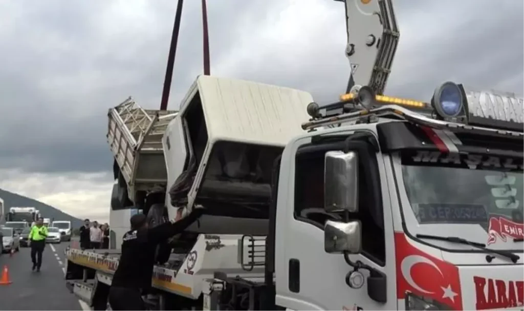 Kamyonetle yolcu otobüsü çarpıştı: 2 yaralı