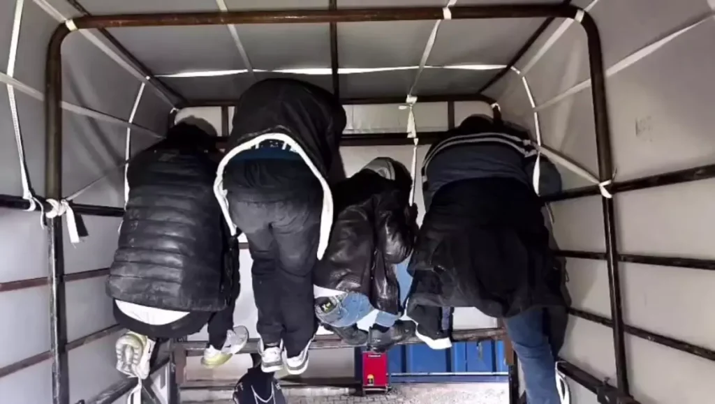 Kamyonette tavana tutunarak saklanmaya çalışan 4 göçmen yakalandı