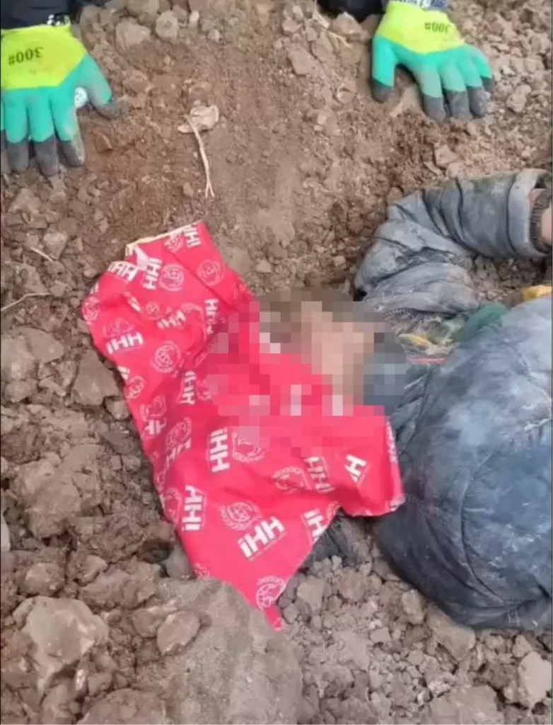 Kayıp olarak aranan çocuk, başından yaralı ve bedeninin bir kısmı toprağa gömülü bulundu