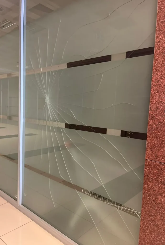 Kayseri’de mahkeme salonunun camına yumruk atan şahıs hakkında süreç yapıldı