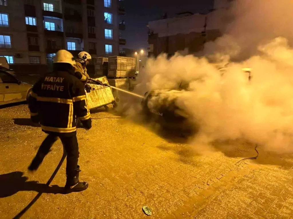 Kırıkhan’da hafif ticari araç yandı
