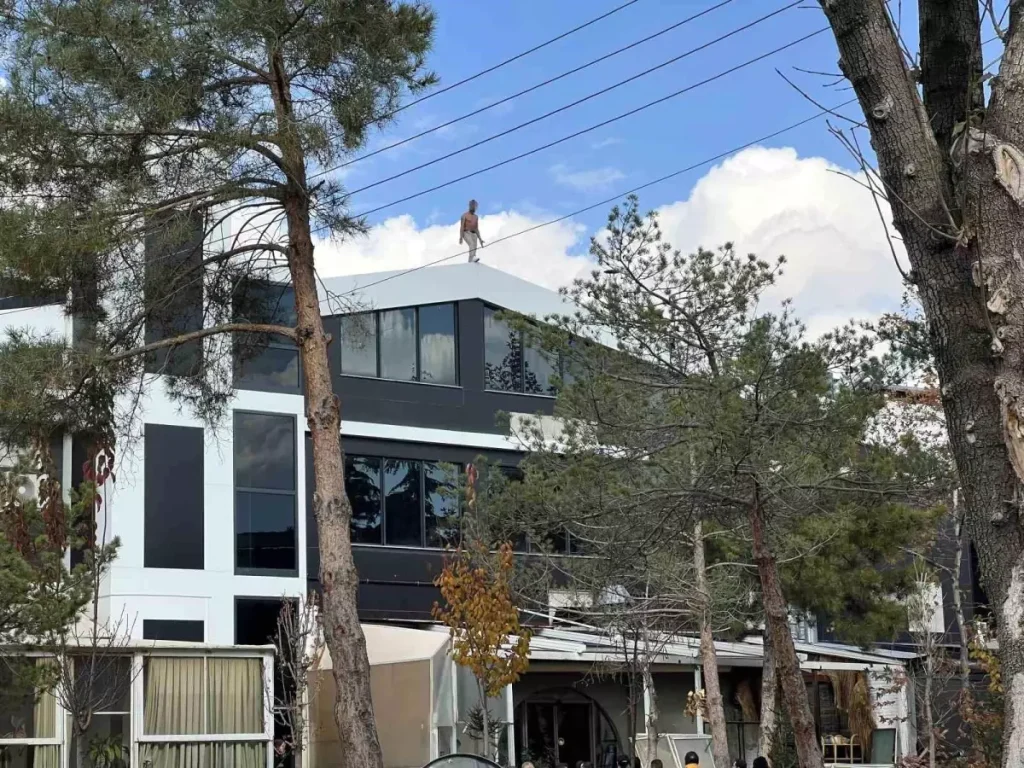 Konya’da 430 Bin Lira Alacak Davası İçin Çatıya Çıkan Kişinin İntihar Girişimi: Olayın Ayrıntıları