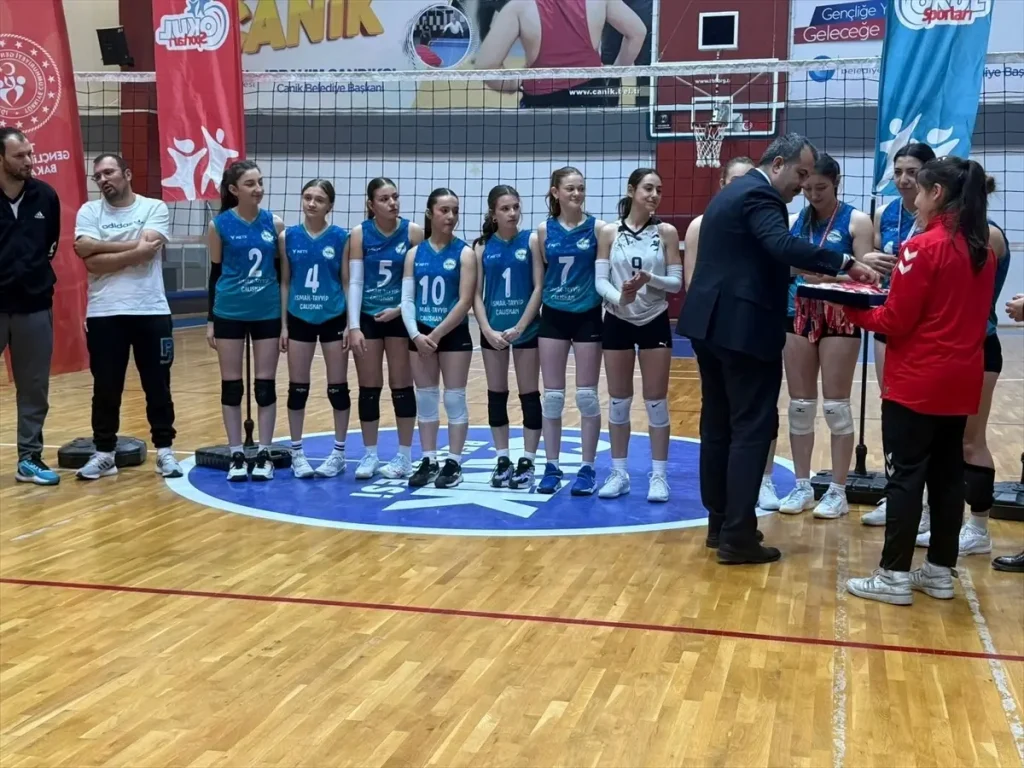 Köprülü Mehmet Paşa Anadolu Lisesi voleybol kadrosu Samsun birincisi oldu