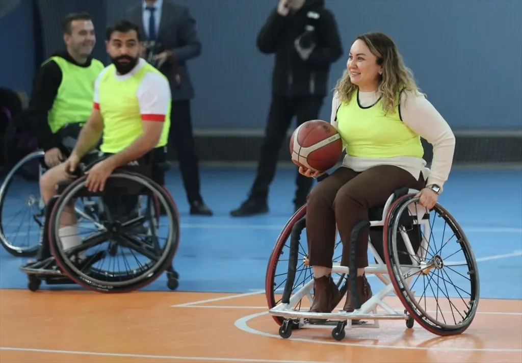 Kurum Müdürleri ile Engelliler, Tekerlekli Sandalye Basketbolunda Karşı Karşıya Geldi