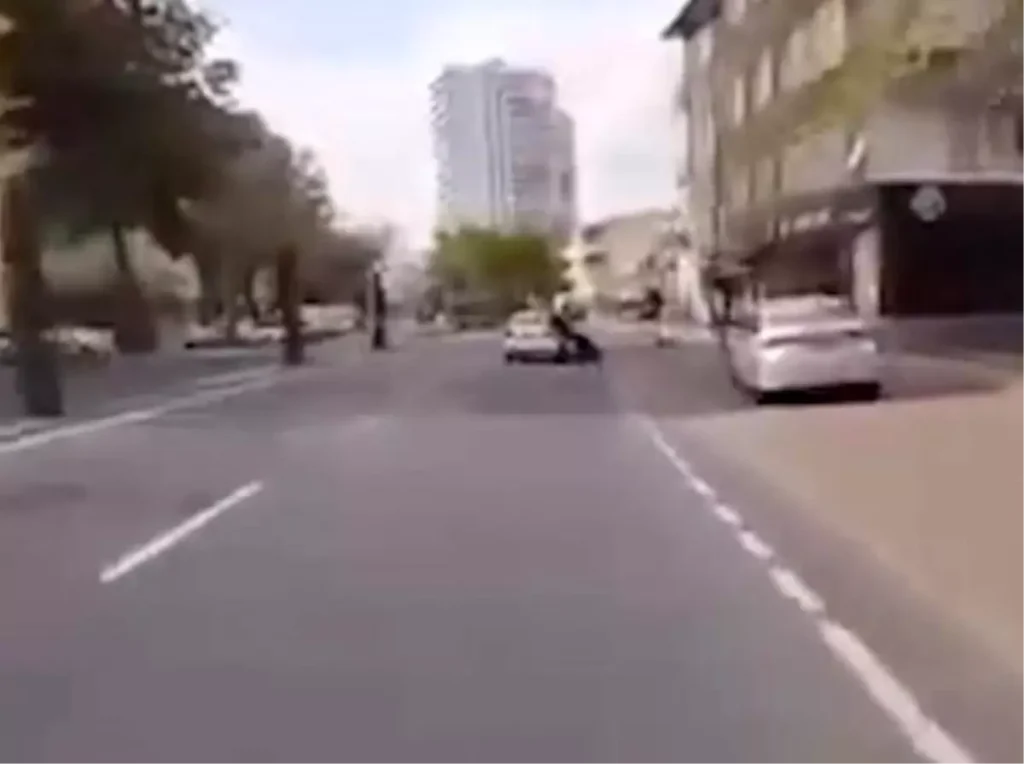 Kusurlu şerit değiştirdi, motosiklet şoförünü düşürdü: 1 gözaltı