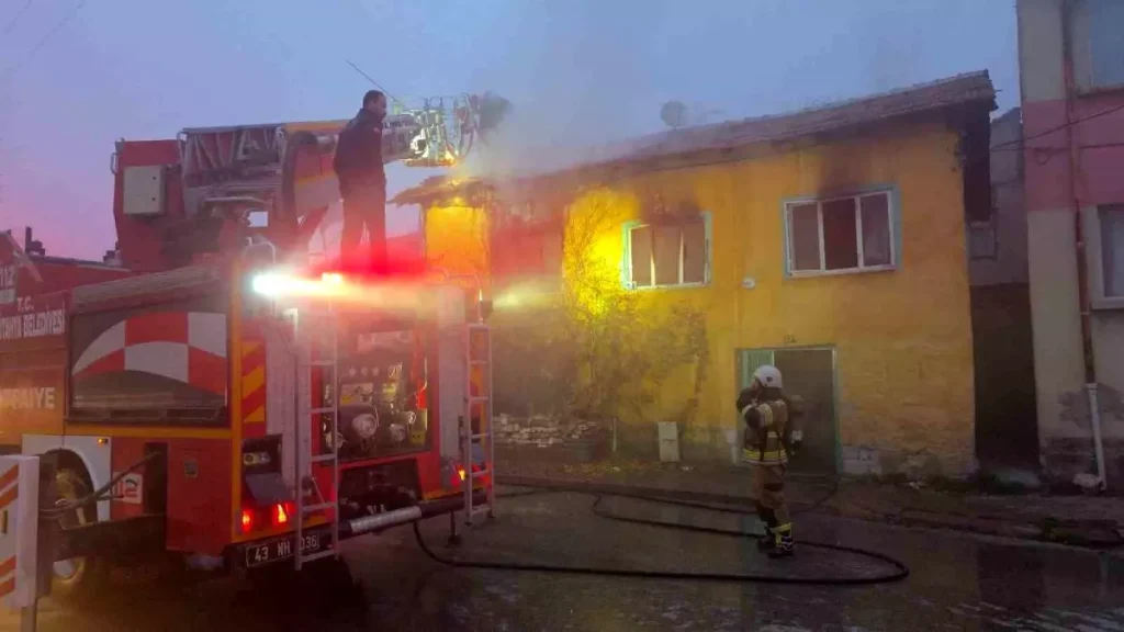 Kütahya’da ahşap meskende çıkan yangında 85 yaşındaki bayan hayatını kaybetti