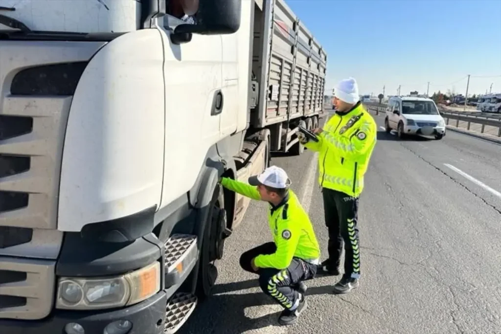 Mardin’de trafik polisleri araçları denetledi