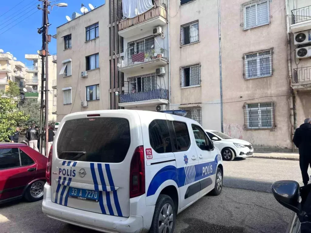 Mersin Valilliği 3 kişiyi öldüren şahsın bacağından vurularak yakalandığını bildirdi