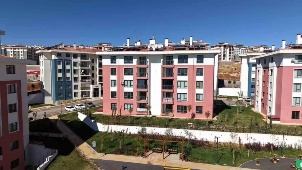 Meskenlerine geçen Adıyamanlı depremzedeler: “Bakan Murat Kurum, her vakit yanımızda”