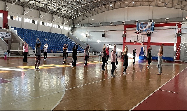 Narlıdere Belediyesi’nin açtığı aerobik kurslarına katılan bayanlar güne sağlıklı, enerjik ve zinde başlıyor