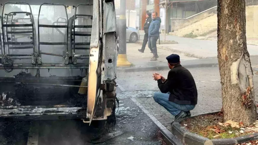 Okul servisi küle döndü, şoförü çaresizce izledi