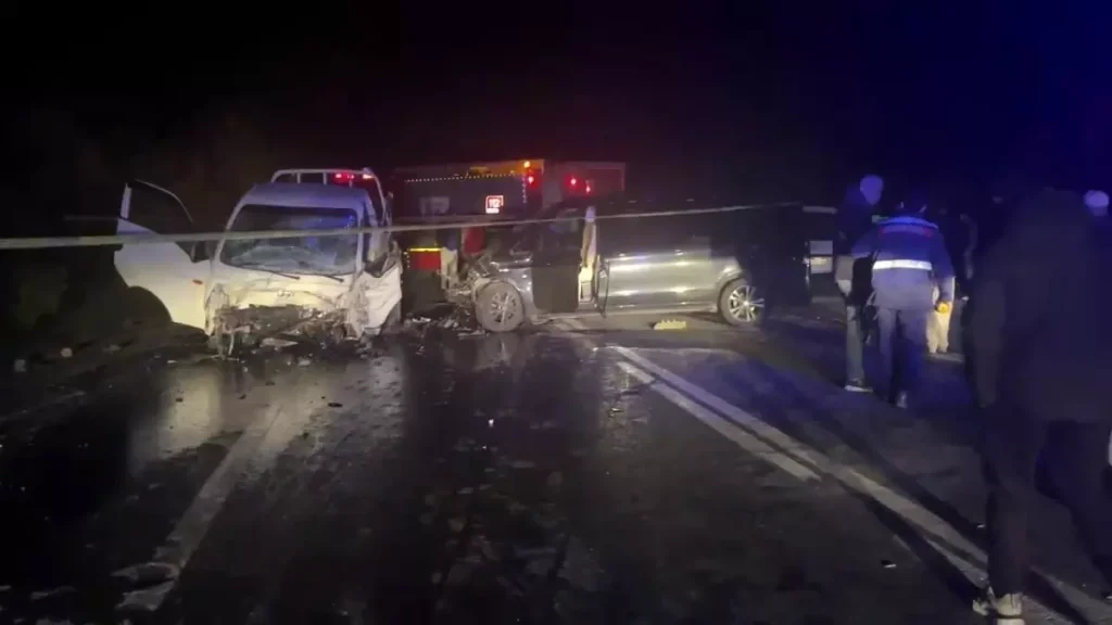 Panelvan ile kamyonet çapıştı: 1 meyyit, 3 yaralı