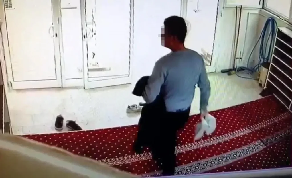 Şanlıurfa’da mescitte ayakkabı ve mont hırsızlığı kamerada