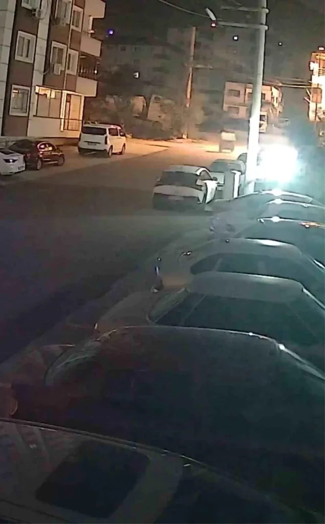 Şiddetli fırtınayla harekete geçen çöp konteyneri, iki arabanın ortasında durdu o anlar kamerada