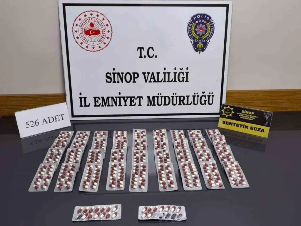 Sinop’ta zehir tacirlerine darbe: 526 sentetik ecza ile yakalanan 2 kuşkulu tutuklandı