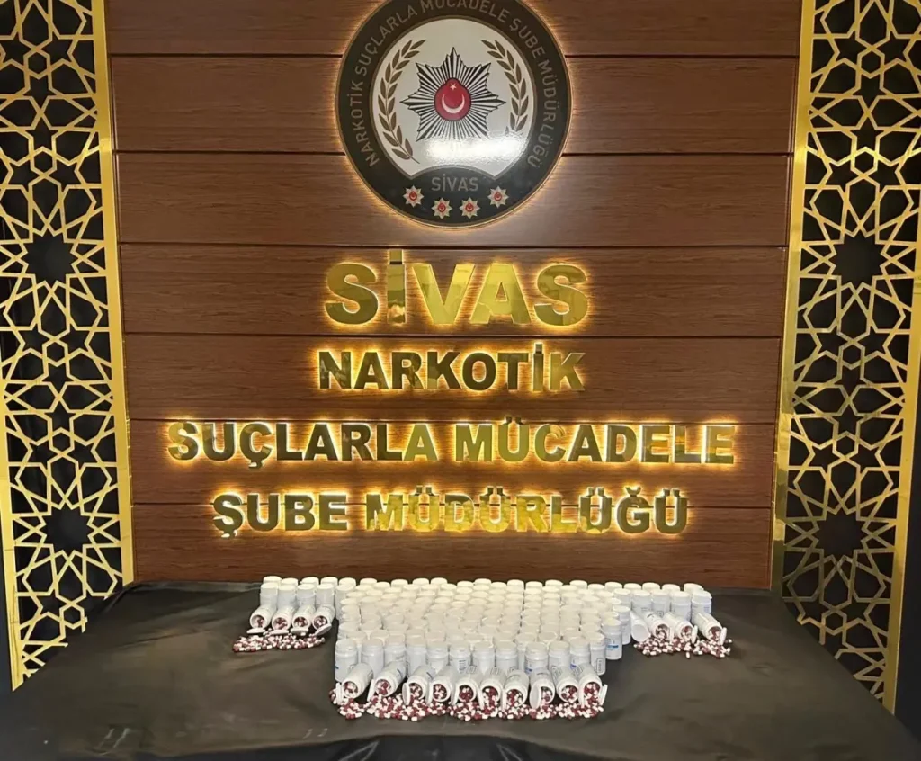 Sivas’ta gerçekleşen narkotik operasyonda 8 bin sentetik ecza ele geçirildi.