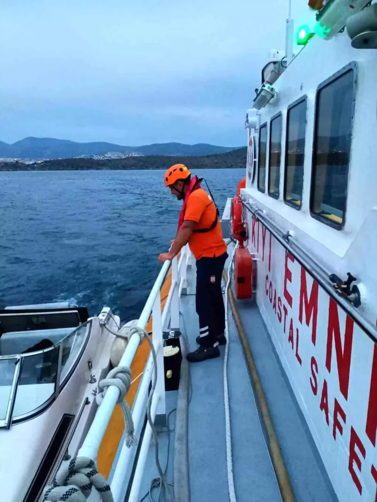 Su alan tekne Kıyı Emniyet grupları tarafından kurtarıldı