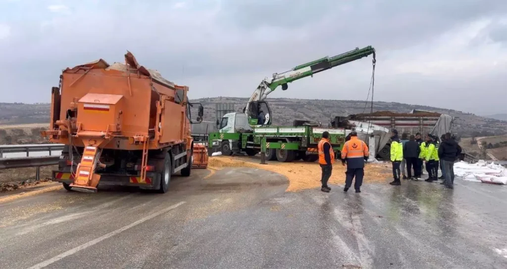 TAG Otoyolu’nda yanan tırlar kaldırıldı, yol trafiğe açıldı