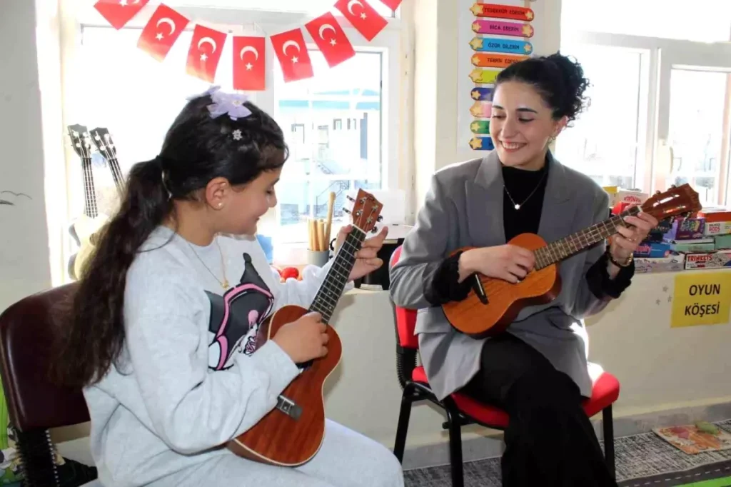 Tek öğretmen, dört öğrenci: Köy okuluna yürek ısıtan dokunuş