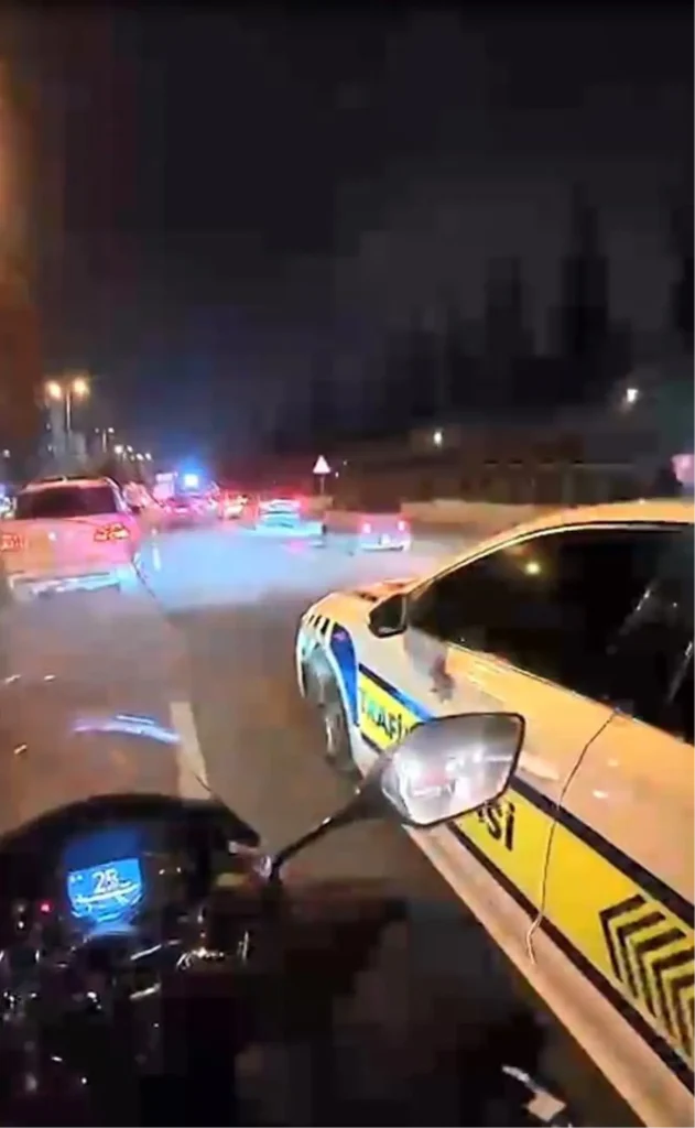 Trafikte kalan ambulansa motosikletli kurye yardımıyla yol açıldı