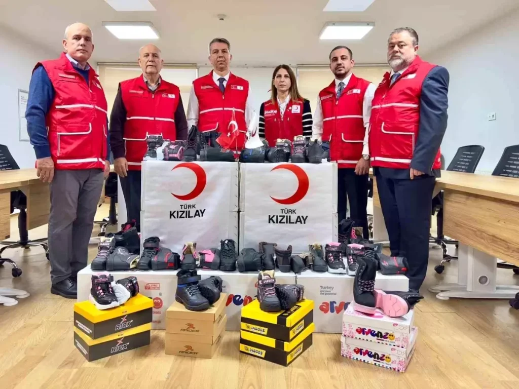 Türk Kızılay Manisa’dan kışlık ayakkabı kampanyası