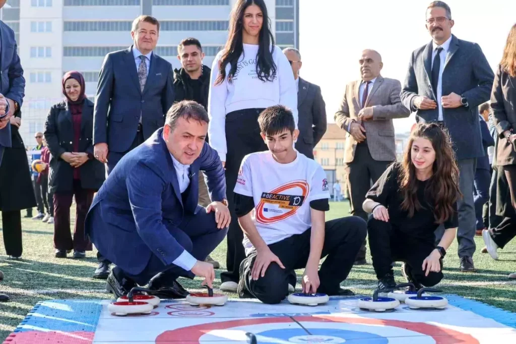 Vali Sözer, özel çocuklarla oyun oynadı