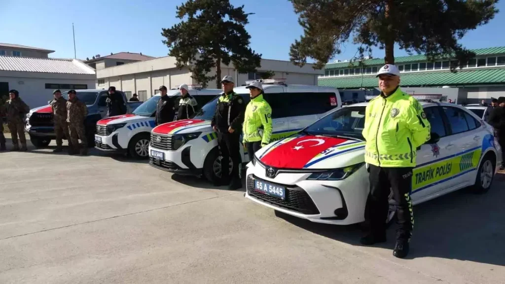Van’da emniyet bünyesine alınan yeni araçlar merasimle teslim edildi