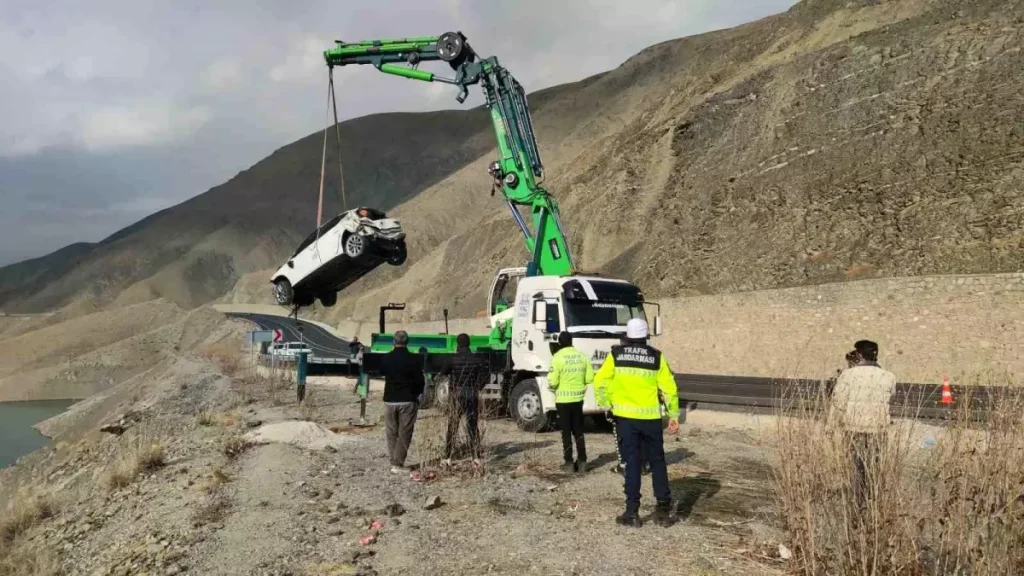 Van‑Hakkari Karayolunda Feci Kaza: Otomobil Baraja Düştü — 3 Genç Yaşamını Yitirdi