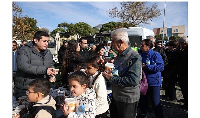 Vatandaşlar tıpkı sofrada buluşarak Gülşah Durbay’ı rahmetle andı