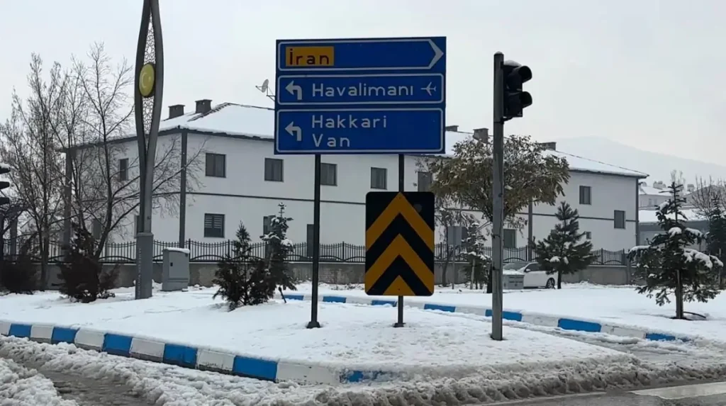 Yüksekova’da ağır yağışlar uçak seferlerini durdurdu