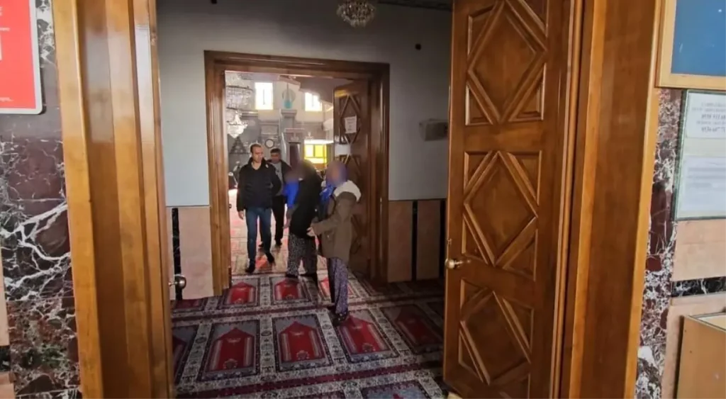 Zabıtayı gören dilenciler mescide kaçıp cemaatin ortasına karıştı