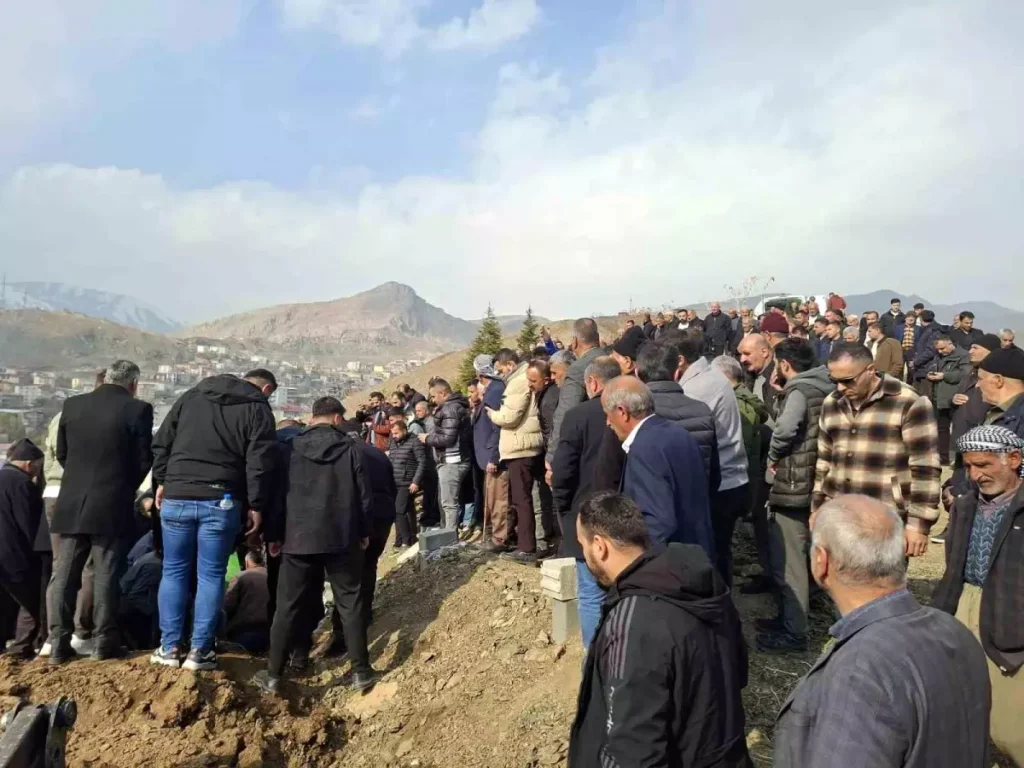 Zernek Barajına Düşen Araçta Yaşamını Yitiren Üç Gencin Gözyaşlarıyla Uğurlanışı